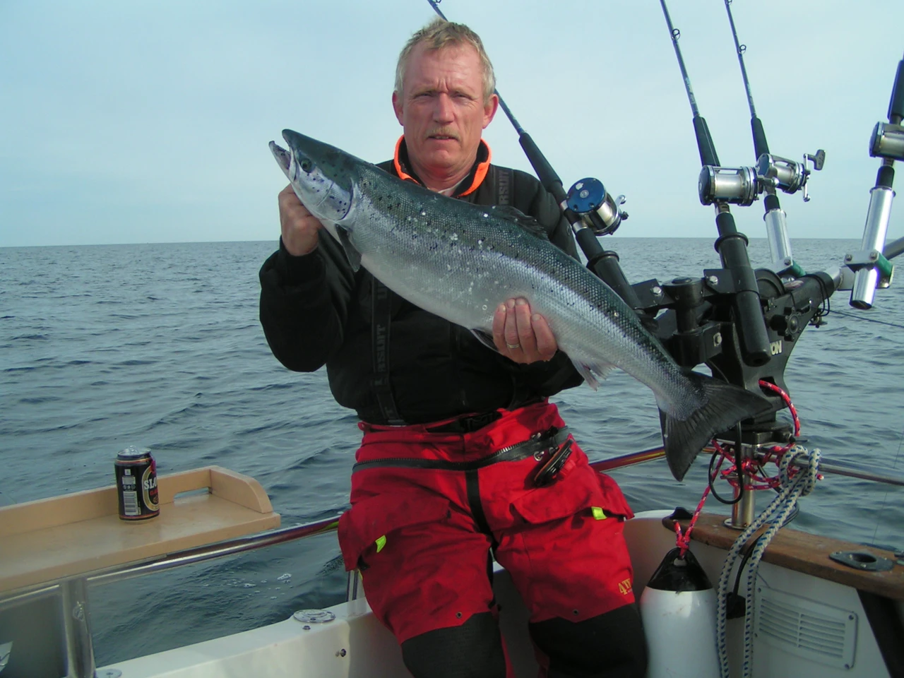 Jens Mærsk med en laks ombord på fiskebåden
