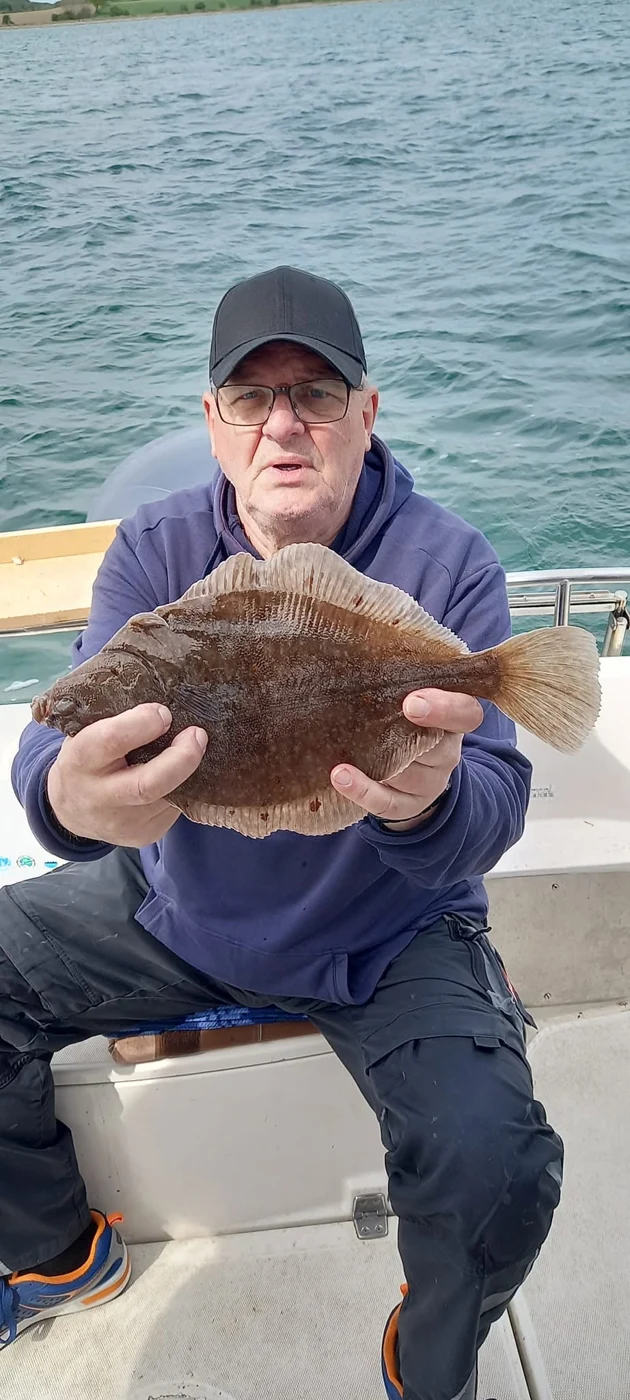 Jørgen med to fladfisk ved Langeland